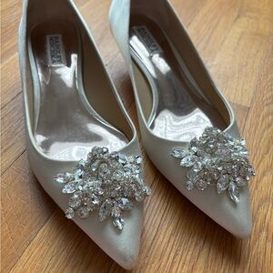 Badgley Mischka Ivory satin crystal embellished kitten heel size 8.5